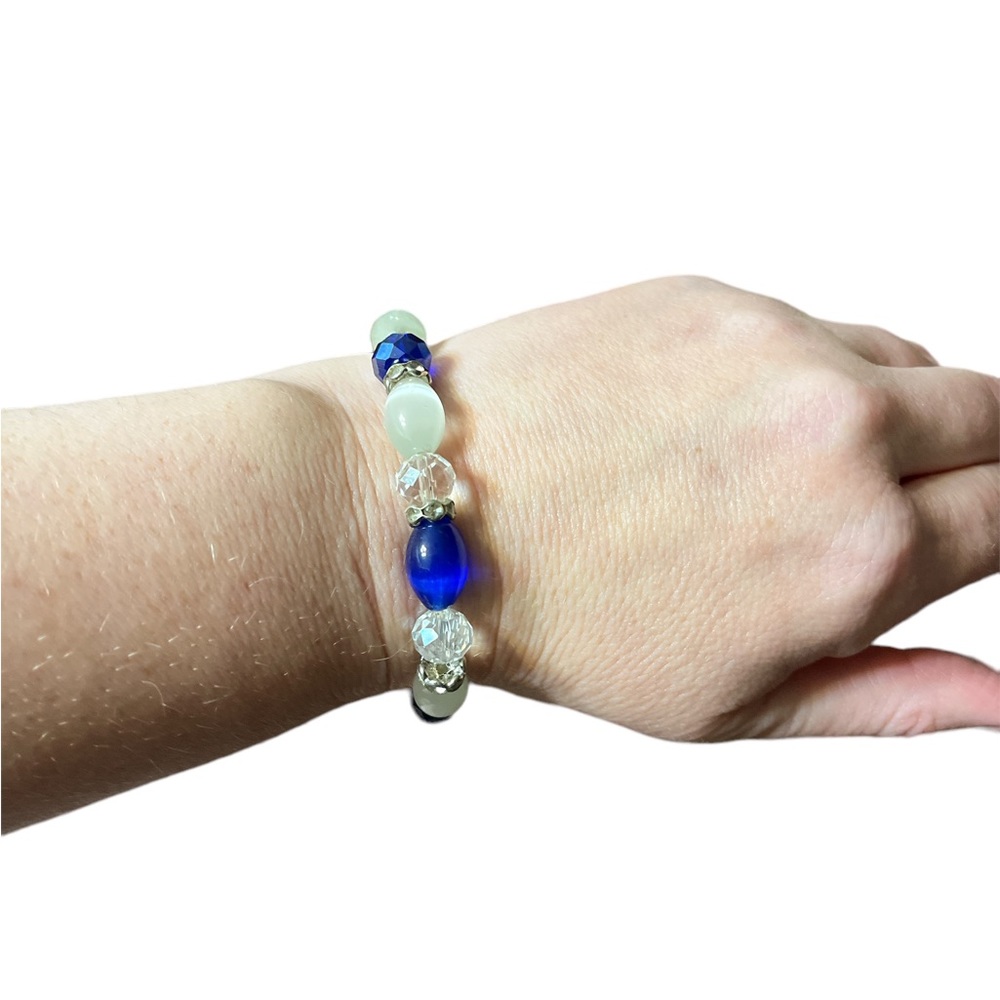 ✨ 3/$15 ✨ Blue & Opaque Beaded Stretchy Bracelet - Picture 2 of 2